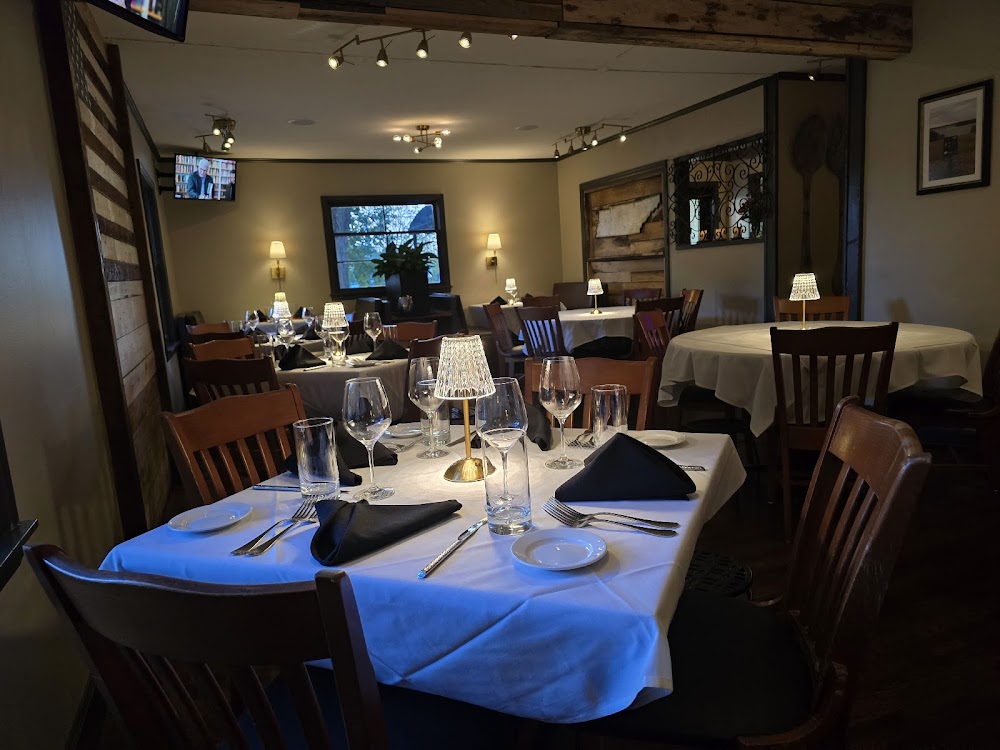 Oaklawn dining room prepared for dinner