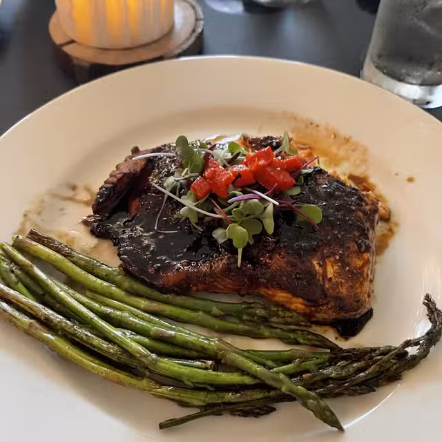 Steak dinner with asparagus